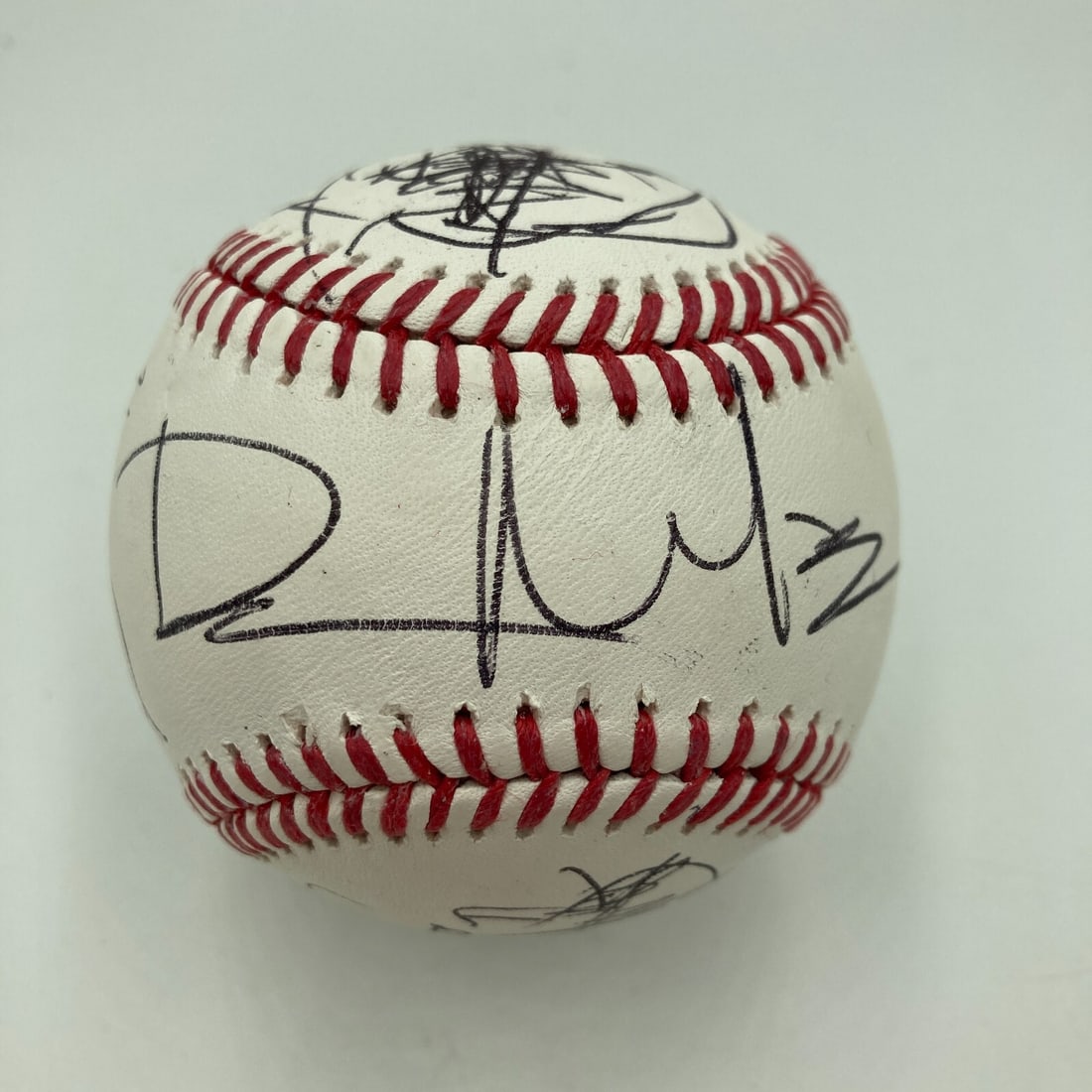 Dave Matthews Signed Baseball with Hand-Drawn Art PSA DNA COA: Dave Matthews Signed Baseball with Hand-Drawn Art PSA DNA COA This unique collectible features a rare signed baseball by Dave Matthews, an original Official Rawlings Major League baseball. The basebal