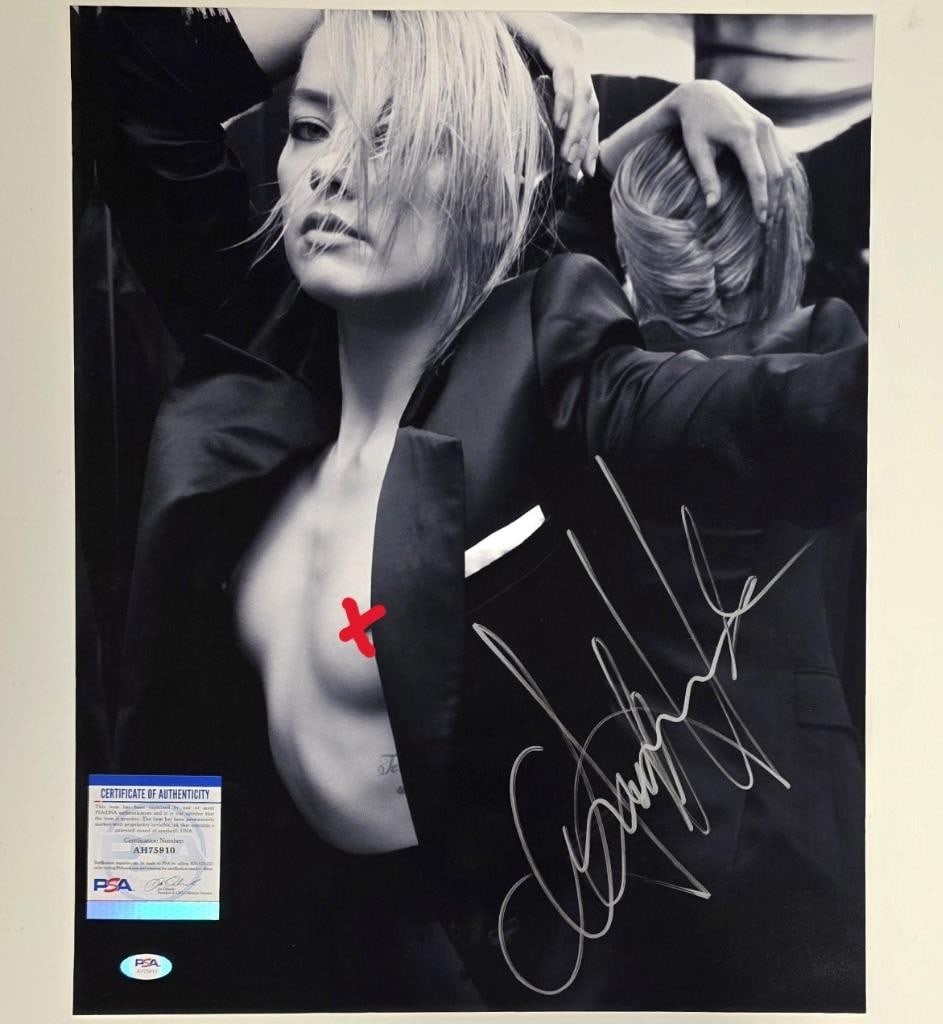 Amber Heard autographed 16x20 photograph PSA: Amber Heard autographed 16x20 photograph PSA This is an original 16x20 photograph signed by Amber Heard. The autograph has been authenticated by PSA/DNA, ensuring its credibility. The photograph origi