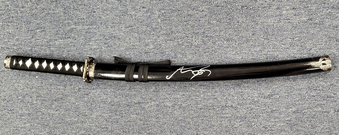Anna Sawai Signed 31 Katana Sword Prop Shogun Beckett Authenticated: Anna Sawai Signed 31 Katana Sword Prop Shogun Beckett Authenticated This authentic movie prop is a 31" katana sword signed by Anna Sawai, known for her role in the show Shogun. The autograph has been 