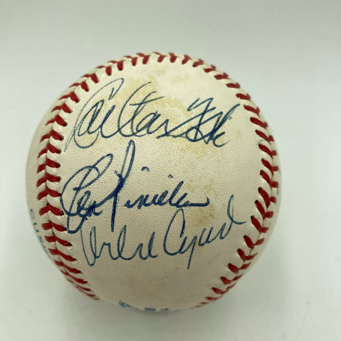 Rookie of the Year Multi Signed Baseball 11 Sigs JSA COA: Rookie of the Year Multi Signed Baseball 11 Sigs JSA COA This multi-signed baseball features the signatures of several MLB Rookie of the Year winners, including legends such as Carlton Fisk, Lou Pinie