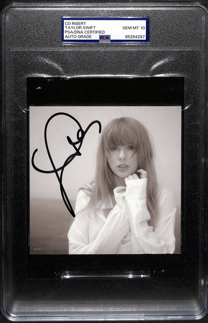 Taylor Swift Signed CD Insert B/W Photo PSA/DNA GEM MT 10 4.75x4.75: Taylor Swift Signed CD Insert B/W Photo PSA/DNA GEM MT 10 4.75x4.75 This listing features an original Taylor Swift signed/autographed CD insert, measuring 4.75x4.75 inches. The black and white photo h