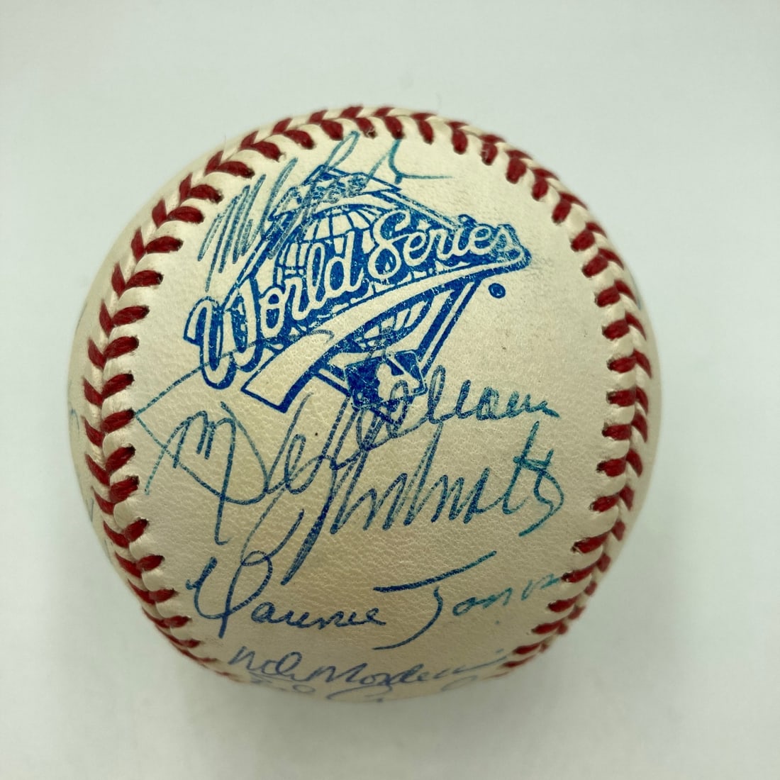 Official World Series Baseball 1995 Atlanta Braves Team Signed 27 Autographs JSA: Official World Series Baseball 1995 Atlanta Braves Team Signed 27 Autographs JSA Original 1995 Atlanta Braves World Series Champions team-signed official W.S. baseball featuring 27 signatures. Notable