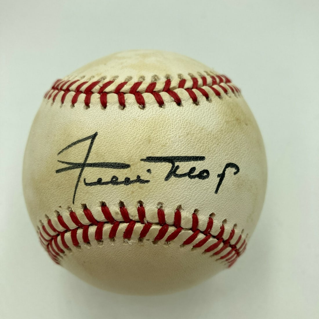 Willie Mays Signed Official National League Baseball PSA DNA COA: Willie Mays Signed Official National League Baseball PSA DNA COA This is a vintage Official National League baseball signed by the legendary Willie Mays, a true icon of Major League Baseball (MLB). Th