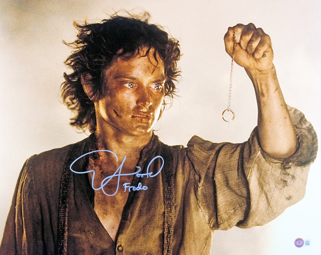 Elijah Wood Signed 16x20 Photo as Frodo Beckett Witness Lord of the Rings: Elijah Wood Signed 16x20 Photo as Frodo Beckett Witness Lord of the Rings This 16x20 horizontal photograph features an authentic hand-signed autograph from Elijah Wood, who portrayed Frodo in Lord of 