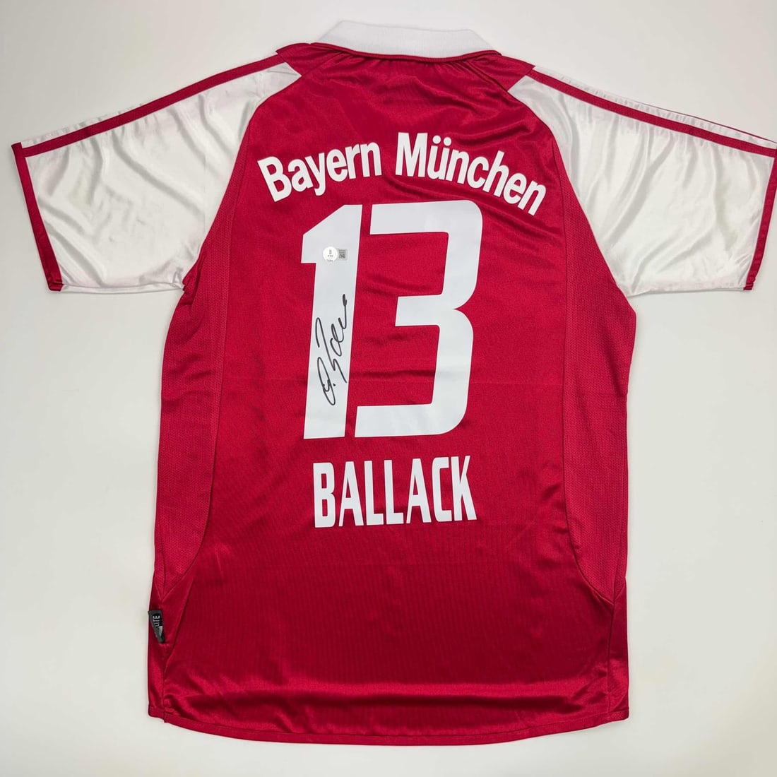 Michael Ballack Autographed FC Bayern Munich Jersey Beckett BAS Certified: Michael Ballack Autographed FC Bayern Munich Jersey Beckett BAS Certified This is an authentic, pre-owned red jersey signed by Michael Ballack, a renowned athlete from FC Bayern Munich. The jersey com