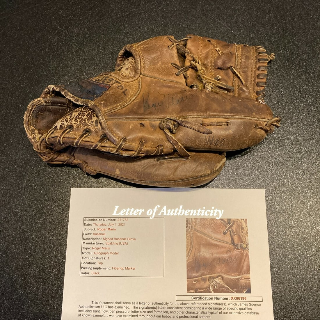 1960s Roger Maris Autographed Baseball Glove JSA COA New York Yankees (1 of 10)