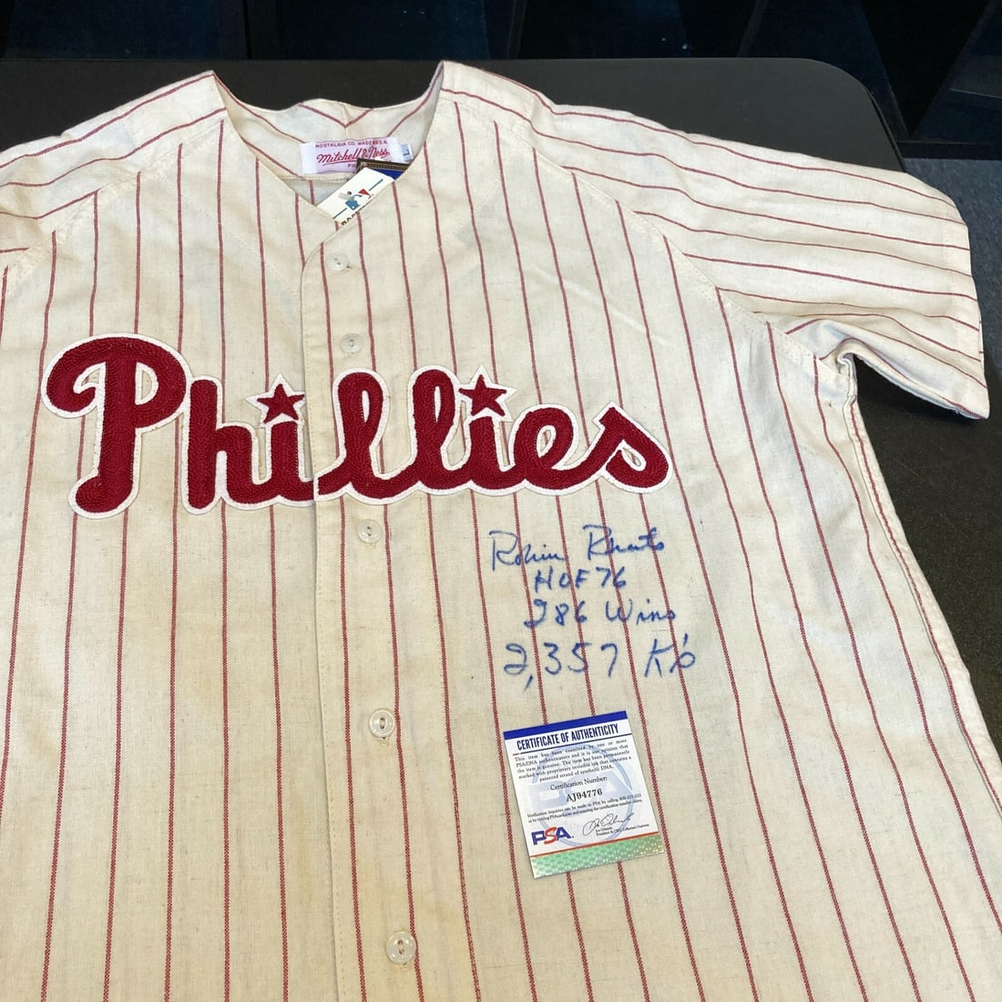 Robin Roberts Signed Phillies Jersey with PSA DNA COA: Robin Roberts Signed Phillies Jersey with PSA DNA COA This is an authentic Philadelphia Phillies jersey signed by Robin Roberts, featuring detailed inscriptions of his stats. The jersey is a Mitchell 