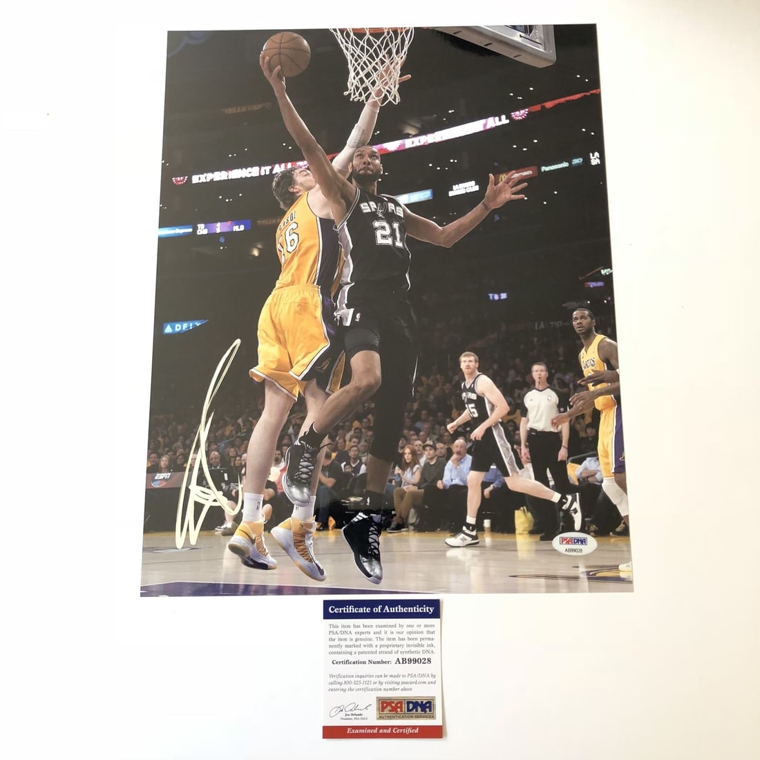 Tim Duncan Autographed 11x14 Photo PSA/DNA San Antonio Spurs (1 of 3)