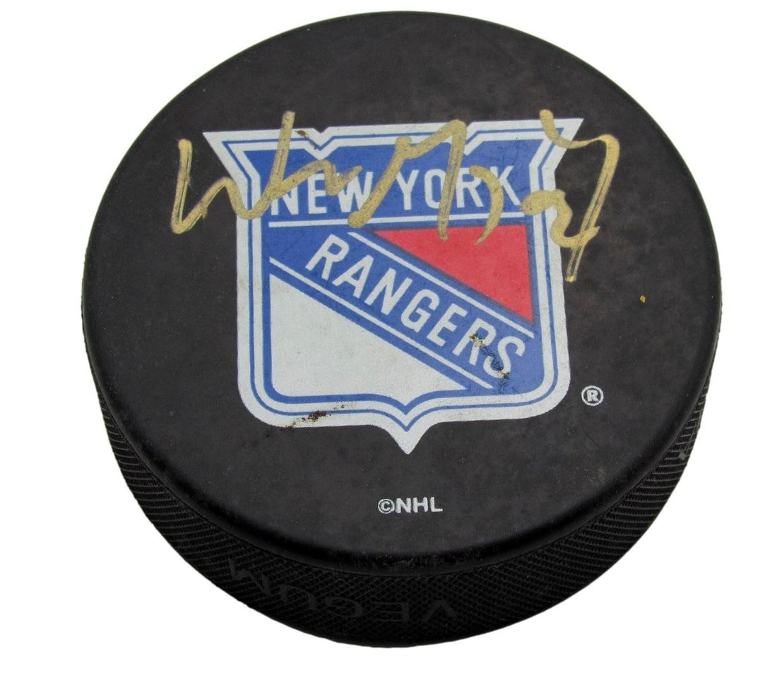 Wayne Gretzky Signed New York Rangers Hockey Puck PSA/DNA: Wayne Gretzky Signed New York Rangers Hockey Puck PSA/DNA This is an original, autographed New York Rangers hockey puck signed by the legendary Wayne Gretzky, a Hall of Fame player. The puck is authen