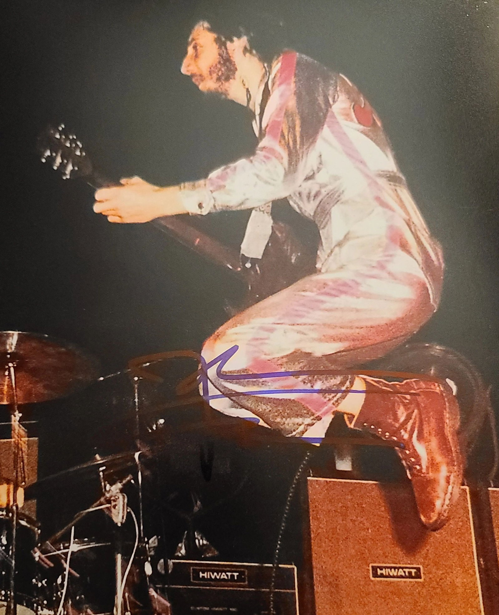 Autographed 8x10 Stage Photo Pete Townshend with Todd Mueller LOA: Autographed 8x10 Stage Photo Pete Townshend with Todd Mueller LOA Signed 8 x 10 photograph of Pete Townshend of The Who, capturing him on stage in a dynamic performance moment. Presented in excellent 