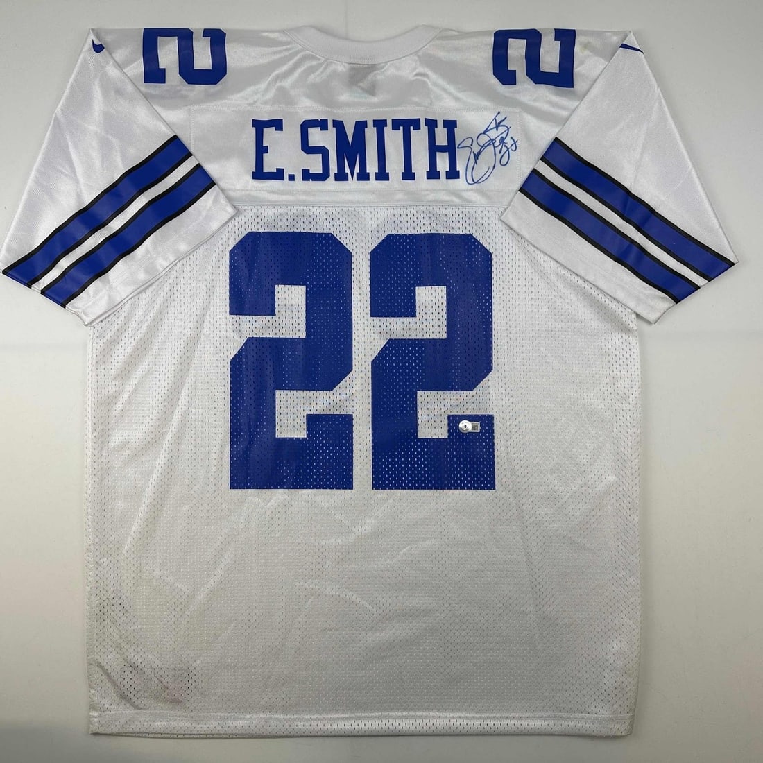 Beckett BAS Certified Emmitt Smith Signed Custom White Football Jersey: Beckett BAS Certified Emmitt Smith Signed Custom White Football Jersey Autographed Emmitt Smith custom white jersey intended as a collectible. The jersey displays the player's name and number and is a