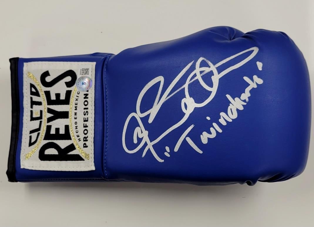 Jermell Charlo Signed Boxing Glove with BAS Authentication: Jermell Charlo Signed Boxing Glove with BAS Authentication This is a pre-owned boxing glove signed by professional boxer Jermell Charlo, known for his dynamic fighting style and impressive career. The