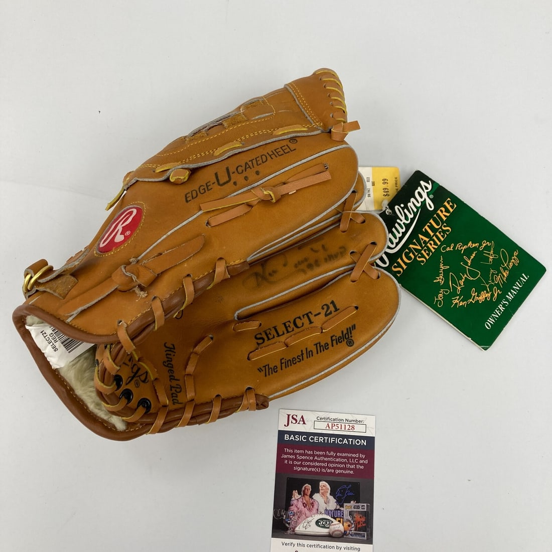 Ken Caminiti Signed 1996 MVP Rawlings Baseball Glove JSA COA: Ken Caminiti Signed 1996 MVP Rawlings Baseball Glove JSA COA This is a pre-owned Rawlings Game Model baseball glove signed by the legendary player Ken Caminiti, who was awarded the MVP in 1996. The gl