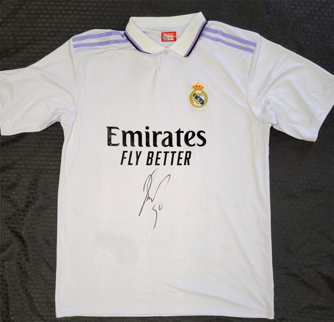 Karim Benzema Signed Real Madrid Polo Jersey XL Beckett Authenticated: Karim Benzema Signed Real Madrid Polo Jersey XL Beckett Authenticated This is an original signed Real Madrid polo jersey featuring the autograph of renowned soccer player Karim Benzema. The jersey is 