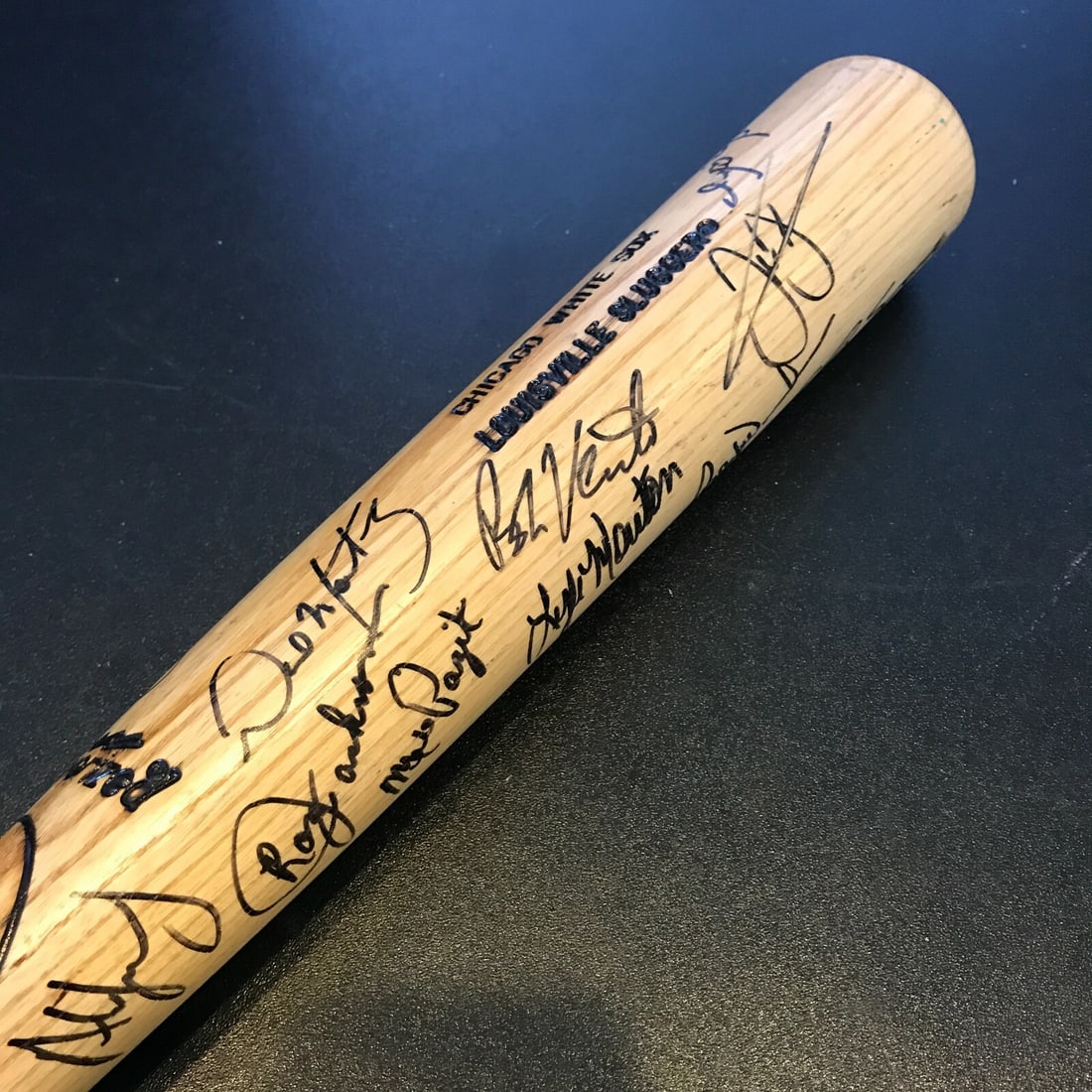 Frank Thomas 1996 Chicago White Sox signed baseball bat: Frank Thomas 1996 Chicago White Sox signed baseball bat This is an original autographed baseball bat signed by members of the 1996 Chicago White Sox team, including Frank Thomas. The bat is a collecti