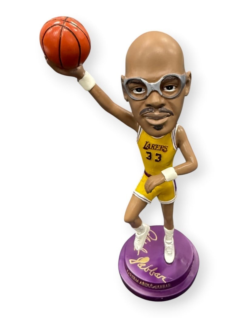 Los Angeles Lakers Kareem Abdul-Jabbar signed bobblehead with original box: Los Angeles Lakers Kareem Abdul-Jabbar signed bobblehead with original box Pre-owned original bobblehead of Kareem Abdul-Jabbar, signed and featuring Los Angeles Lakers association. Includes the origi
