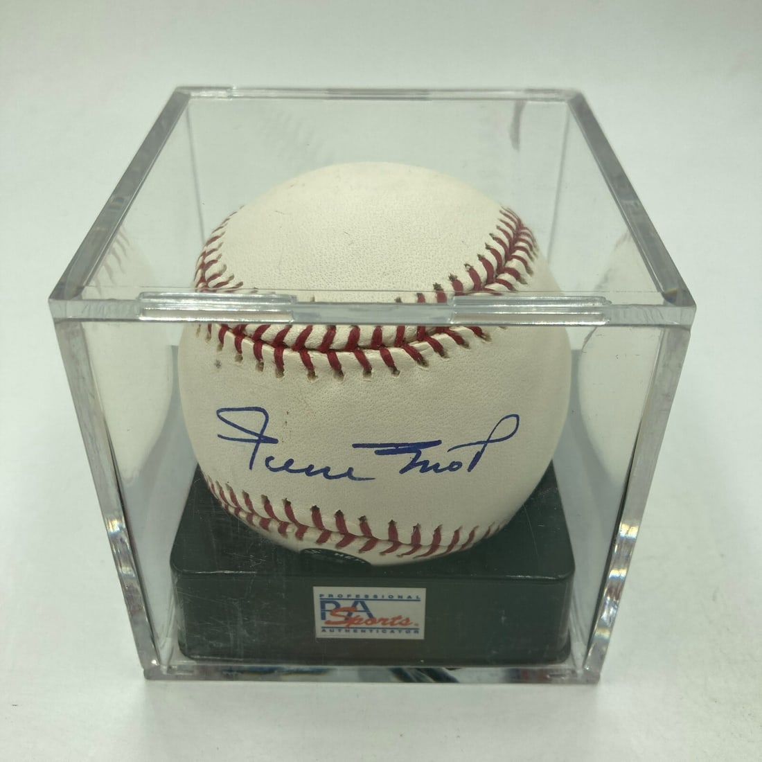 Willie Mays Signed Baseball PSA Authenticated Graded 9.5 MINT New York Giants: Willie Mays Signed Baseball PSA Authenticated Graded 9.5 MINT New York Giants This is a Major League Baseball signed by the legendary player Willie Mays, known for his remarkable career with the New Y