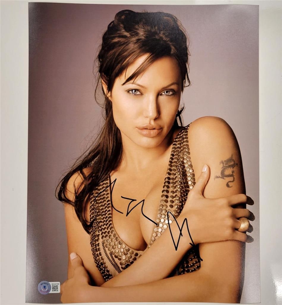 Angelina Jolie Autographed 11x14 Photo Beckett BAS Mr and Mrs Smith: Angelina Jolie Autographed 11x14 Photo Beckett BAS Mr and Mrs Smith This is an original 11x14 photograph signed by Angelina Jolie, authenticated by Beckett. The image captures a moment from the movie 