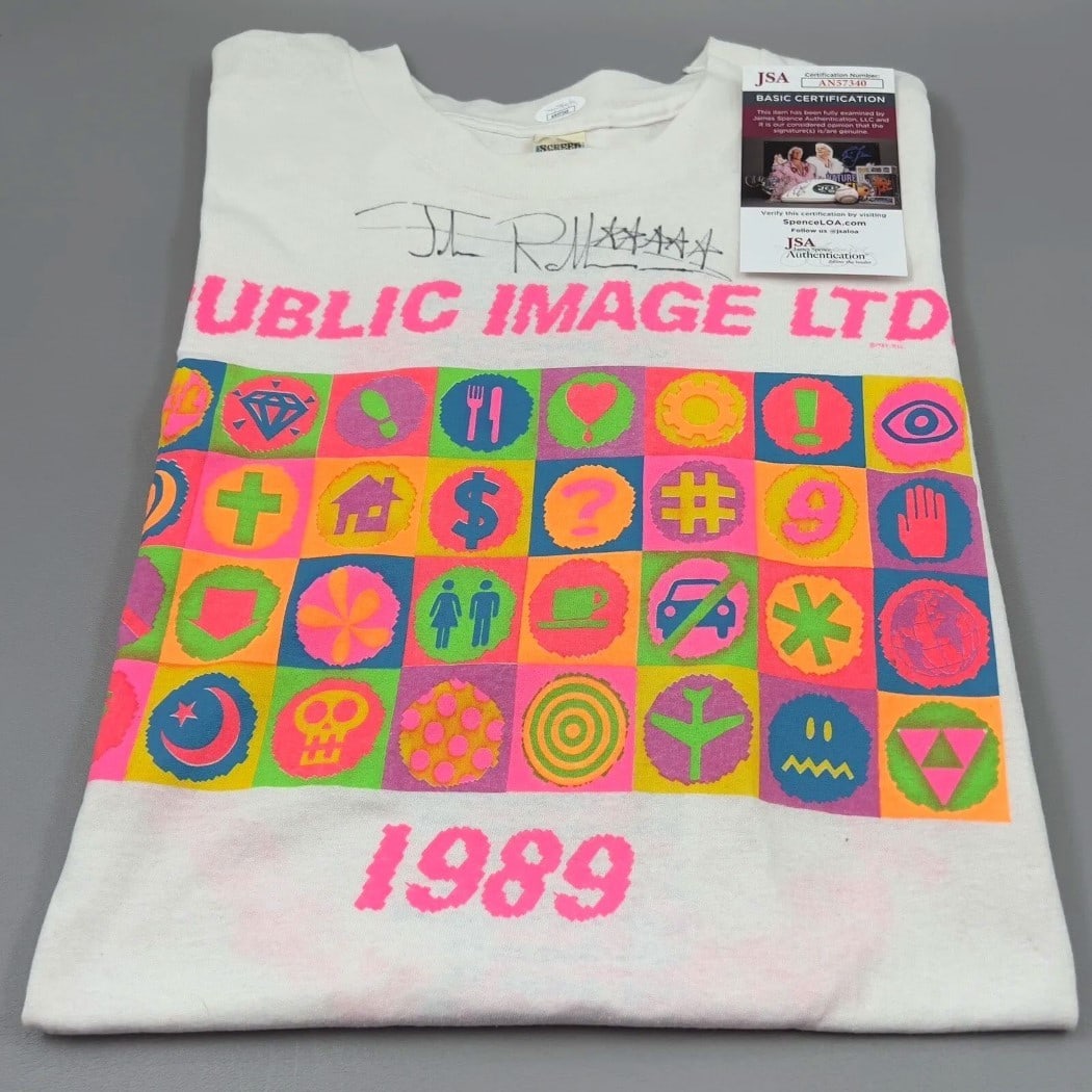 XXXL T-Shirt Signed by Johnny Rotten JSA Authenticated Sex Pistols Public Image Ltd: XXXL T-Shirt Signed by Johnny Rotten JSA Authenticated Sex Pistols Public Image Ltd This is an original autographed T-shirt signed by Johnny Rotten, the iconic member of the Sex Pistols and Public Ima
