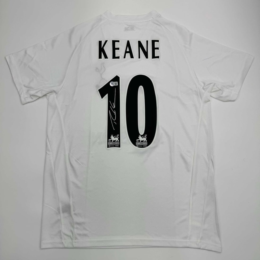 Robbie Keane Signed Tottenham Hotspur Soccer Jersey Beckett COA: Robbie Keane Signed Tottenham Hotspur Soccer Jersey Beckett COA Celebrate the legacy of Robbie Keane with this autographed Tottenham Hotspur white soccer jersey. Featuring an authentic signature verif