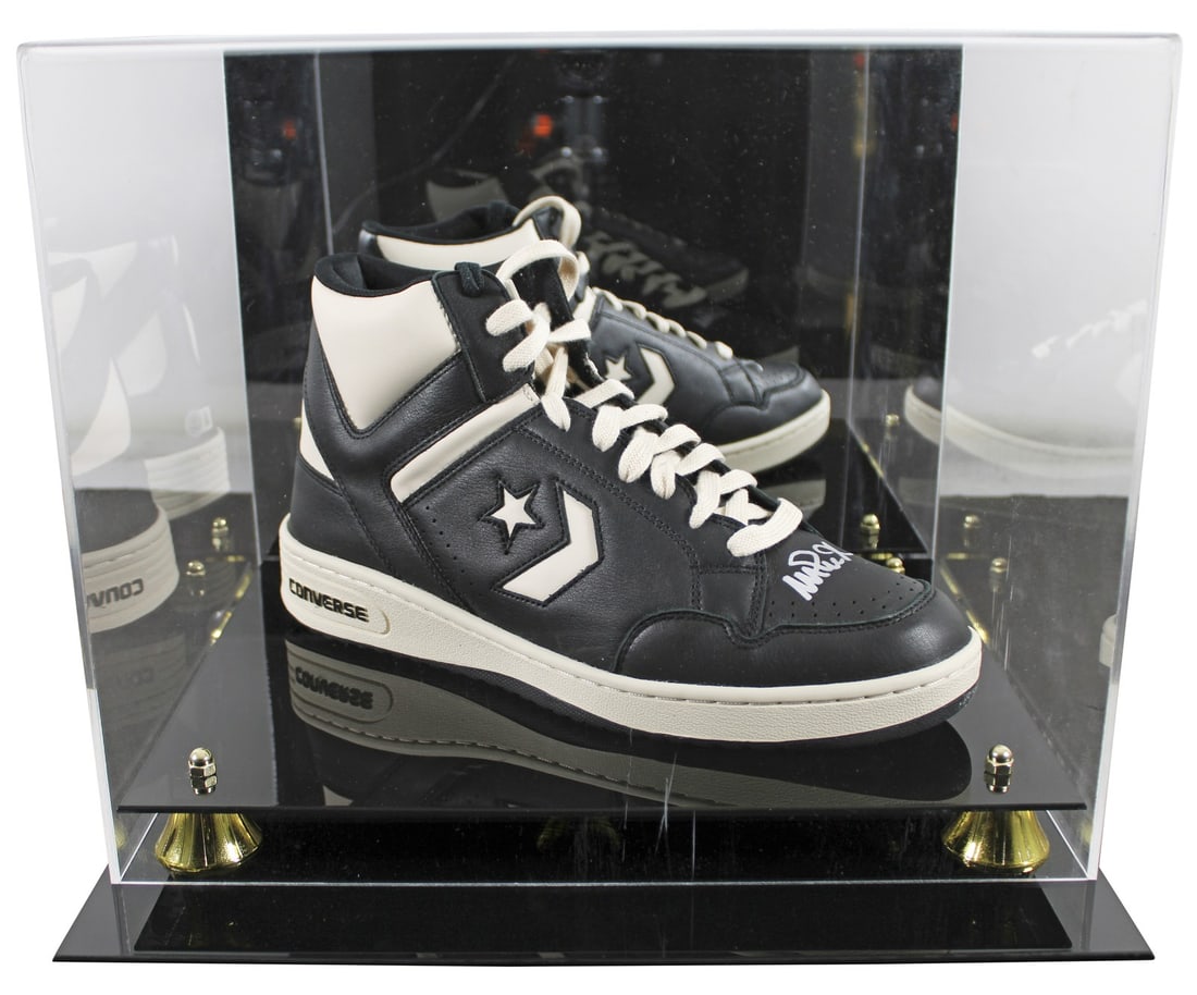 Autographed Converse Weapon Right Shoe with Display Case Beckett Witnessed Magic Johnson: Autographed Converse Weapon Right Shoe with Display Case Beckett Witnessed Magic Johnson This right black and white Converse Weapon shoe has been personally signed by Magic Johnson of the Los Angeles 