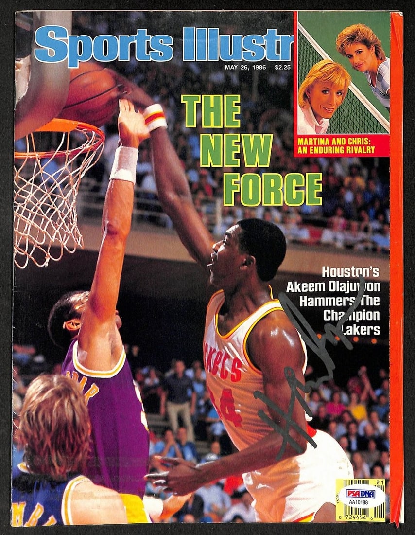 Signed 1986 Sports Illustrated Akeem Olajuwon Rockets PSA DNA: Signed 1986 Sports Illustrated Akeem Olajuwon Rockets PSA DNA Original 1986 Sports Illustrated item featuring the Rockets, signed by Akeem Olajuwon. This pre-owned basketball collectible is presented 