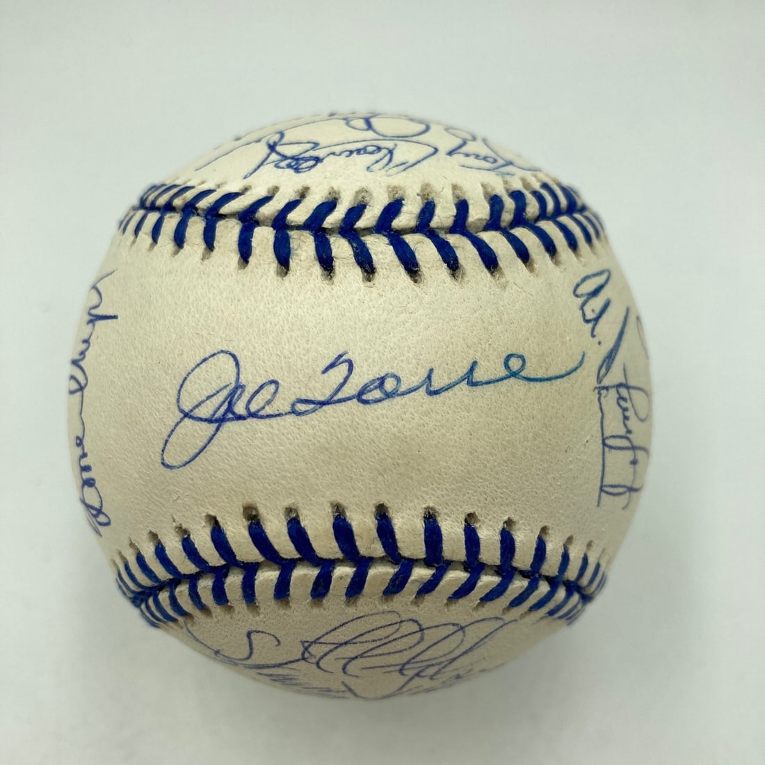 Team Signed 1998 New York Yankees World Series Champions Baseball JSA Letter: Team Signed 1998 New York Yankees World Series Champions Baseball JSA Letter Original 1998 New York Yankees World Series Champs team signed baseball with 22 signatures. This pre-owned ball comes with 