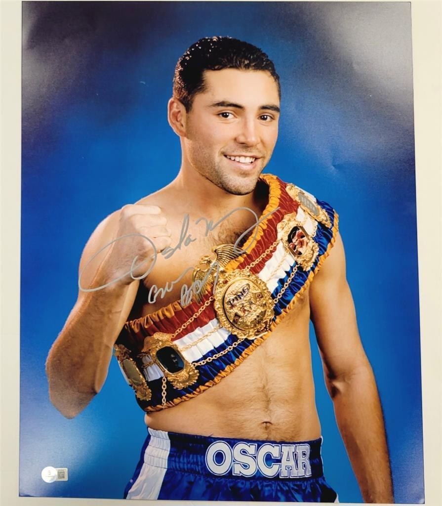 Oscar De La Hoya Signed Golden Boy 16x20 Photo Beckett Authenticated: Oscar De La Hoya Signed Golden Boy 16x20 Photo Beckett Authenticated This is an original 16x20 inch photograph of Oscar De La Hoya, famously known as the "Golden Boy". The photo features a bold autogr