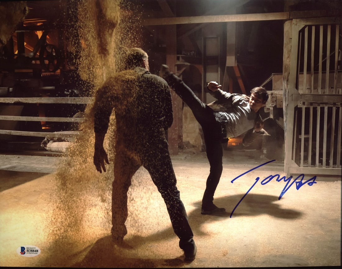 Tony Jaa signed 11x14 Ong-Bak photo BAS authenticated: Tony Jaa signed 11x14 Ong-Bak photo BAS authenticated This 11x14 photograph features an authentic autograph by Tony Jaa, the star of Ong-Bak. The signature has been personally signed and is verified b