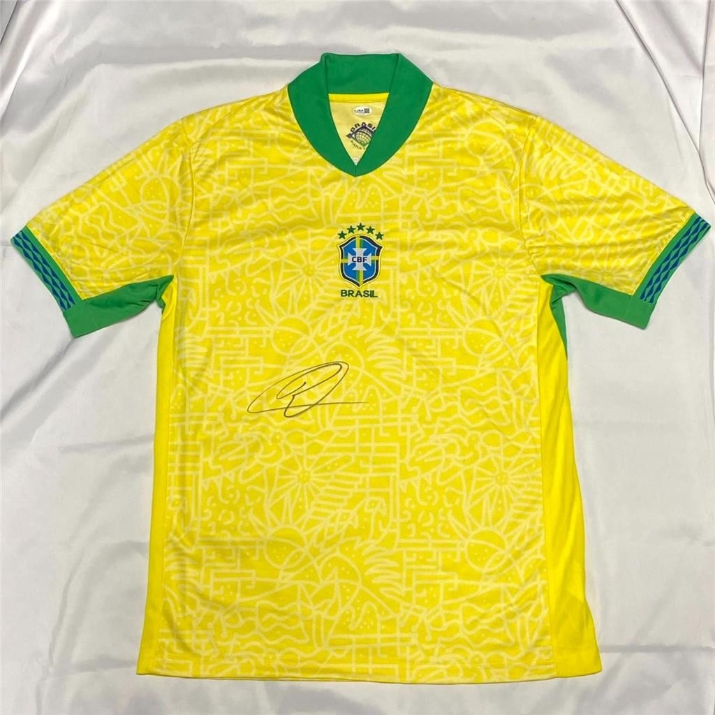Signed Brazil Soccer Jersey Raphinha JSA Authenticated: Signed Brazil Soccer Jersey Raphinha JSA Authenticated This pre-owned Brazil jersey kit is personally signed by Raphinha, the renowned soccer player currently with FC Barcelona. The autograph has been