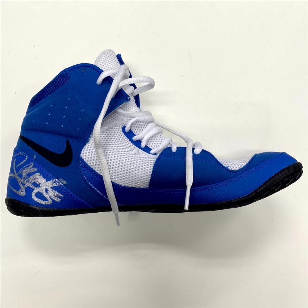Manny Pacquiao Signed Nike Boxing Left Shoe with JSA Authentication: Manny Pacquiao Signed Nike Boxing Left Shoe with JSA Authentication This is a pre-owned left training shoe signed by boxing legend Manny Pacquiao. The shoe features a blue design and comes with James 