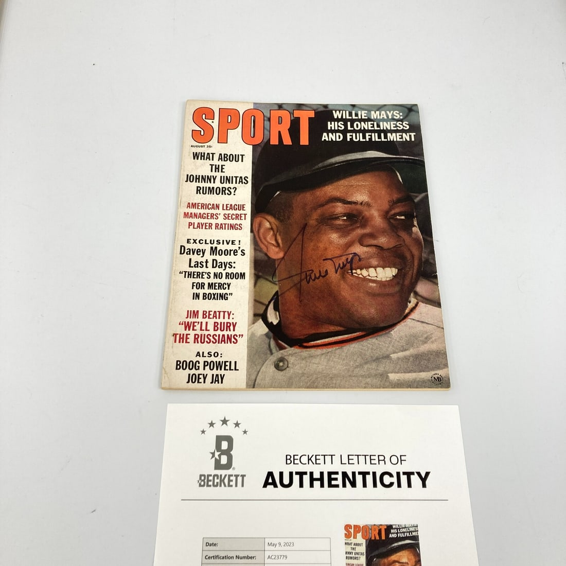 Willie Mays Signed Baseball Magazine with Beckett COA: Willie Mays Signed Baseball Magazine with Beckett COA This original Sport magazine features the legendary baseball player Willie Mays, known for his exceptional skills and contributions to the game. T