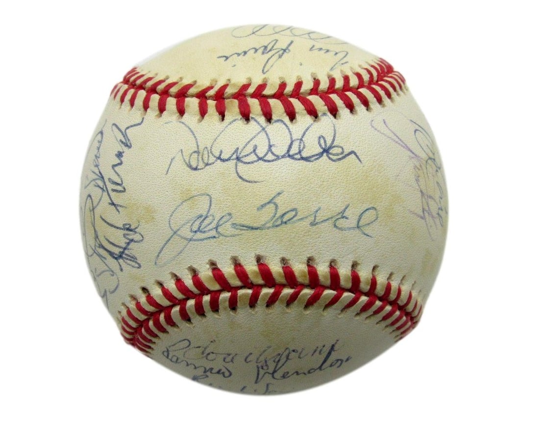 PSA DNA 2000 New York Yankees team signed baseball 22 signatures: PSA DNA 2000 New York Yankees team signed baseball 22 signatures Original 2000 New York Yankees team-signed 1998 World Series baseball with 22 signatures. Notable signers include Derek Jeter, Tim Rain