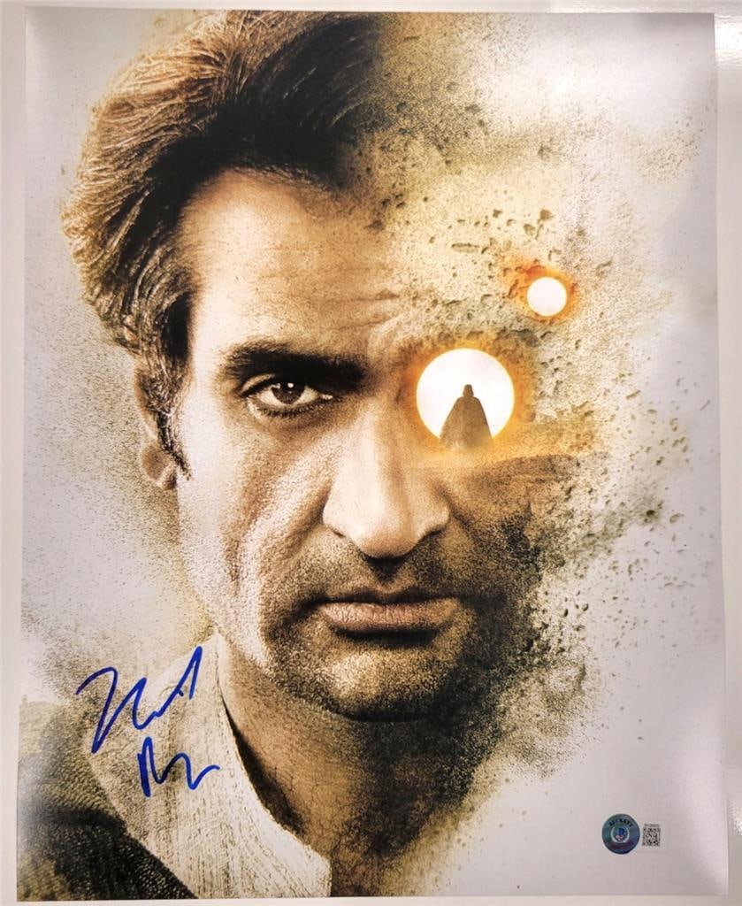 Kumail Nanjiani Signed 11x14 Star Wars Obi-Wan Photo Beckett Authenticated: Kumail Nanjiani Signed 11x14 Star Wars Obi-Wan Photo Beckett Authenticated This striking 11x14 photo features Kumail Nanjiani's autograph, celebrating his connection to the iconic Star Wars series, sp