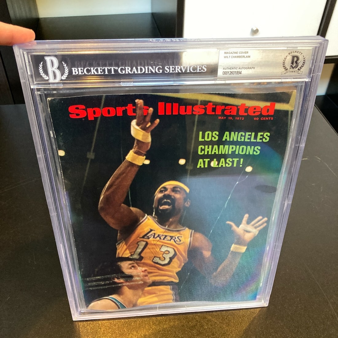 Wilt Chamberlain Signed 1972 Lakers Champs Sports Illustrated Beckett Authenticated: Wilt Chamberlain Signed 1972 Lakers Champs Sports Illustrated Beckett Authenticated This original Sports Illustrated magazine features Wilt Chamberlain on the cover as he celebrates the 1972 Los Angel