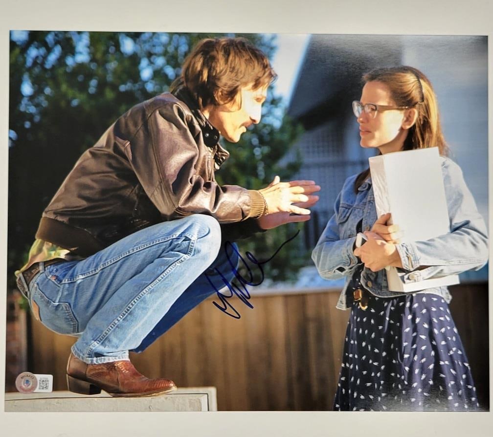 Jennifer Garner Autographed 11x14 Photo Beckett Certified: Jennifer Garner Autographed 11x14 Photo Beckett Certified This is an original 11x14 photograph signed by actress Jennifer Garner, featuring her roles in popular movies such as Alias, Daredevil, and 13