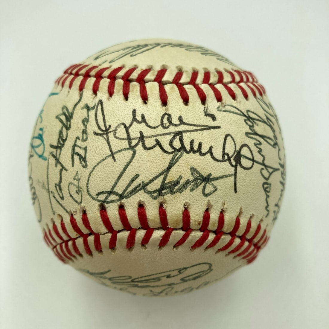 Hank Aaron Ernie Banks Multi Signed Official Baseball PSA JSA Certified: Hank Aaron Ernie Banks Multi Signed Official Baseball PSA JSA Certified Celebrate the legacy of baseball with this stunning multi-signed Official National League Baseball featuring Hall of Fame legend
