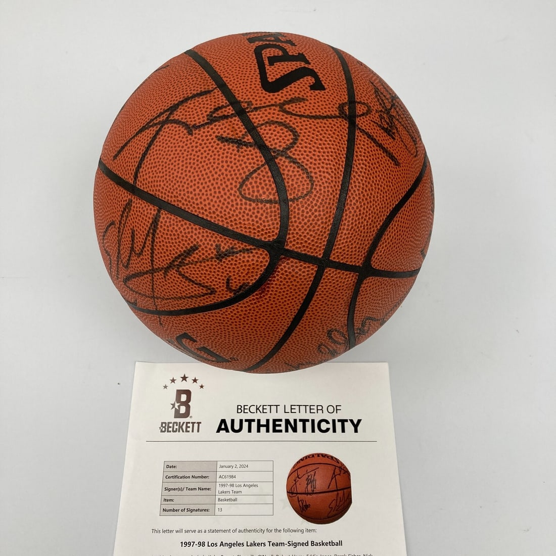 1997-98 Lakers Spalding basketball 13 signatures Beckett LOA Kobe Bryant Shaq: 1997-98 Lakers Spalding basketball 13 signatures Beckett LOA Kobe Bryant Shaq This NBA Spalding basketball features 13 signatures from members of the 1997-98 Los Angeles Lakers team, including Kobe Br