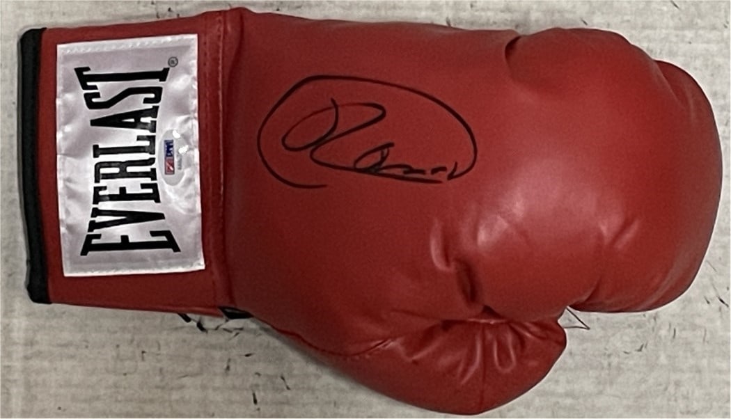 Ramon Gonzalez Signed Everlast Boxing Glove PSA Authenticated Champion: Ramon Gonzalez Signed Everlast Boxing Glove PSA Authenticated Champion Own a piece of boxing history with this authentic Everlast boxing glove signed by three-weight world champion Ramon Gonzalez. Thi