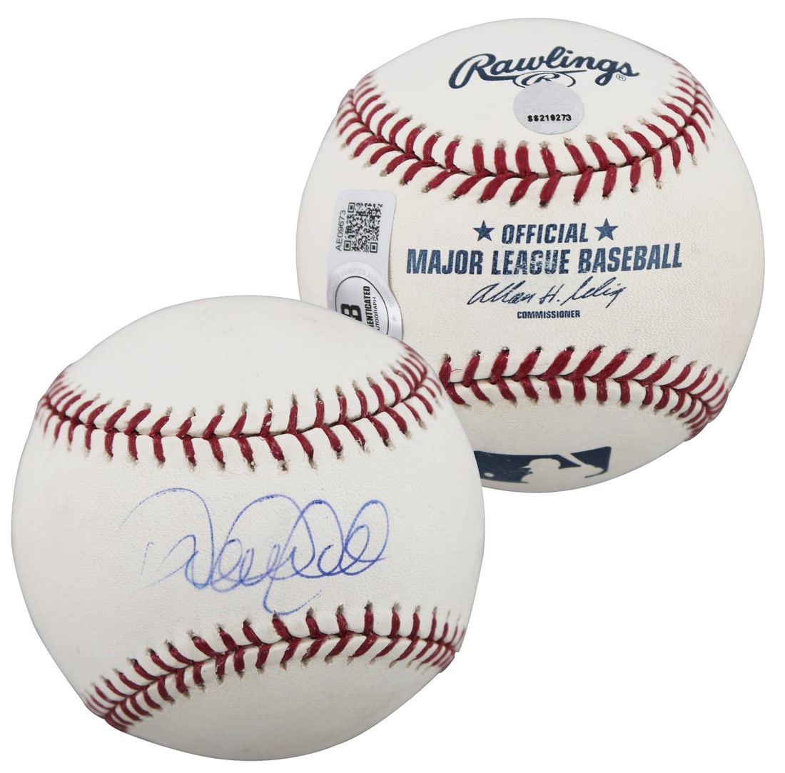 Derek Jeter signed OML baseball New York Yankees Beckett authenticated: Derek Jeter signed OML baseball New York Yankees Beckett authenticated This is an original Manfred Oml baseball personally signed by Derek Jeter of the New York Yankees. The item is pre-owned and come