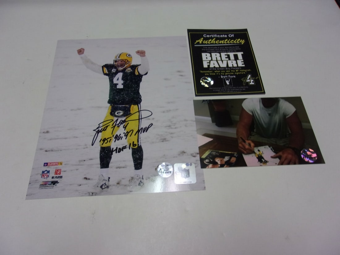 Brett Favre Signed 8x10 Green Bay Packers Photo With COA: Brett Favre Signed 8x10 Green Bay Packers Photo With COA This is an original 8x10 photo signed by Brett Favre, legendary Green Bay Packers quarterback and three-time NFL MVP (1995, 1996, 1997), who wa