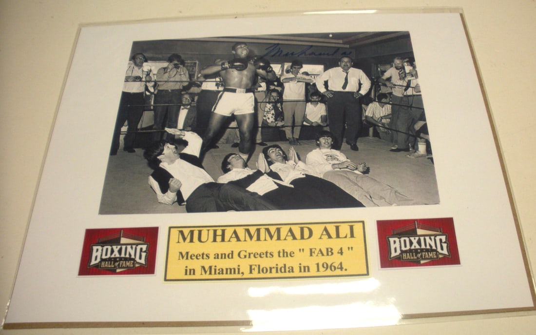 Signed 8x10 Muhammad Ali Cassius Clay Boxing Photo with Scoreboard COA: Signed 8x10 Muhammad Ali Cassius Clay Boxing Photo with Scoreboard COA Original signed 8x10 photo featuring boxing great Muhammad Ali, also known as Cassius Clay. This pre-owned photo is accompanied b