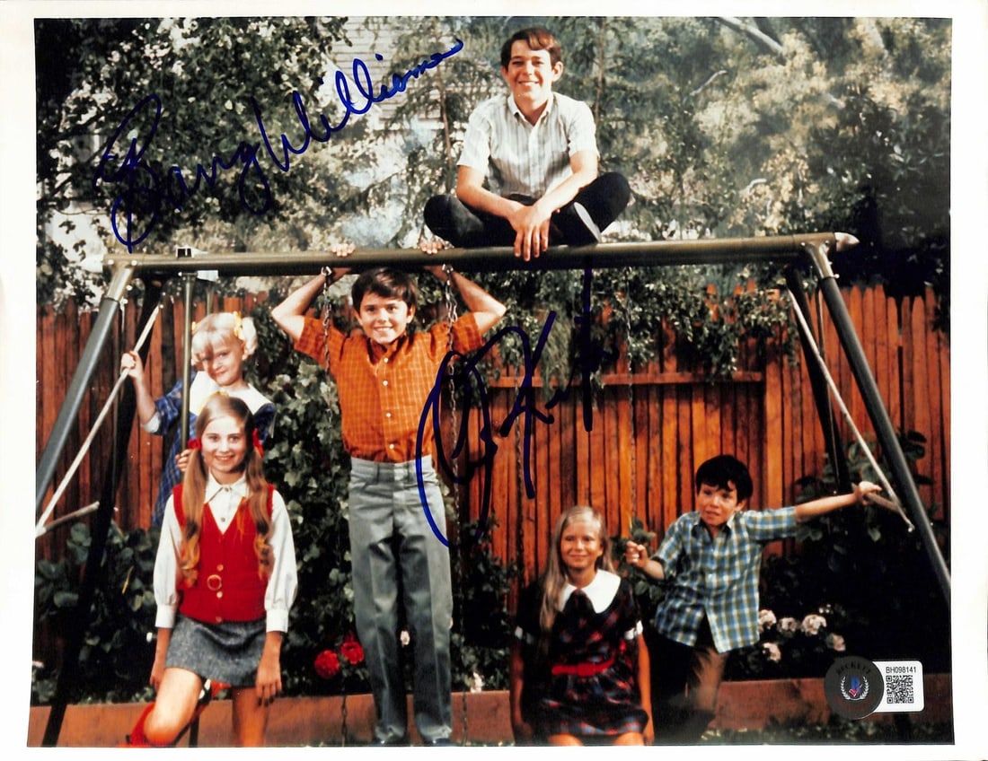 Brady Bunch dual autographed 8x10 photo Beckett: Brady Bunch dual autographed 8x10 photo Beckett This 8x10 photograph features authentic hand signatures from Barry Williams and Christopher Knight, both renowned for their roles as Greg Brady and Pete