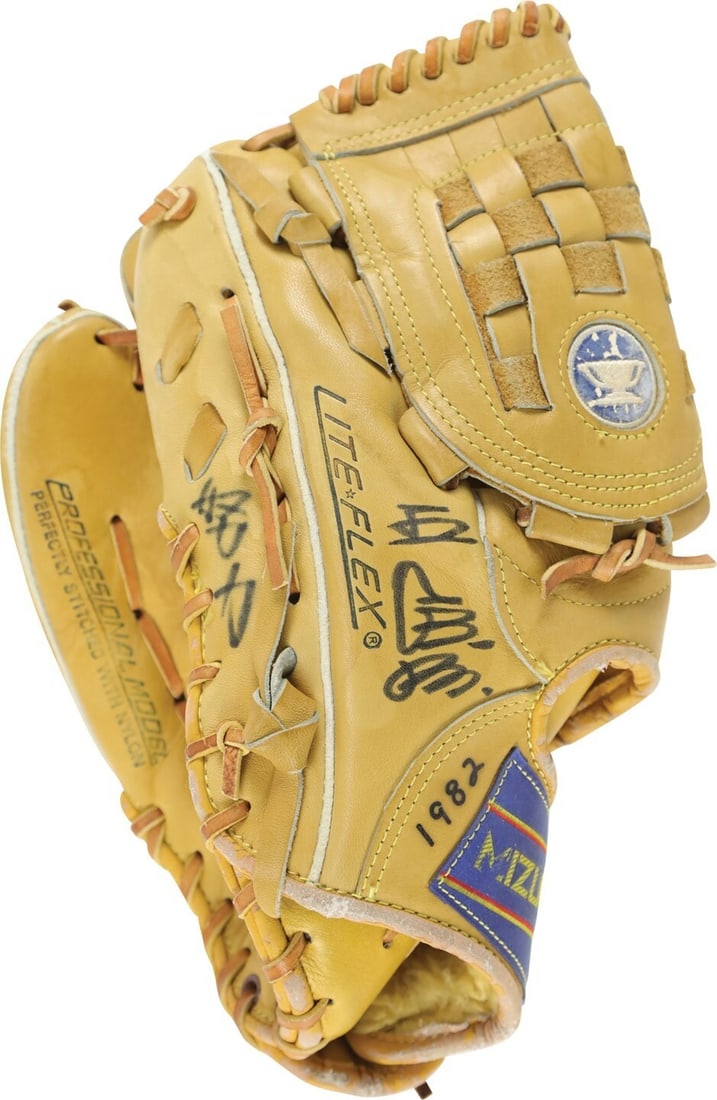 Sadaharu Oh Signed Mizuno Baseball Glove JSA COA Vintage: Sadaharu Oh Signed Mizuno Baseball Glove JSA COA Vintage This vintage Mizuno baseball glove has been signed and inscribed by the legendary Sadaharu Oh, a celebrated baseball player known for holding t