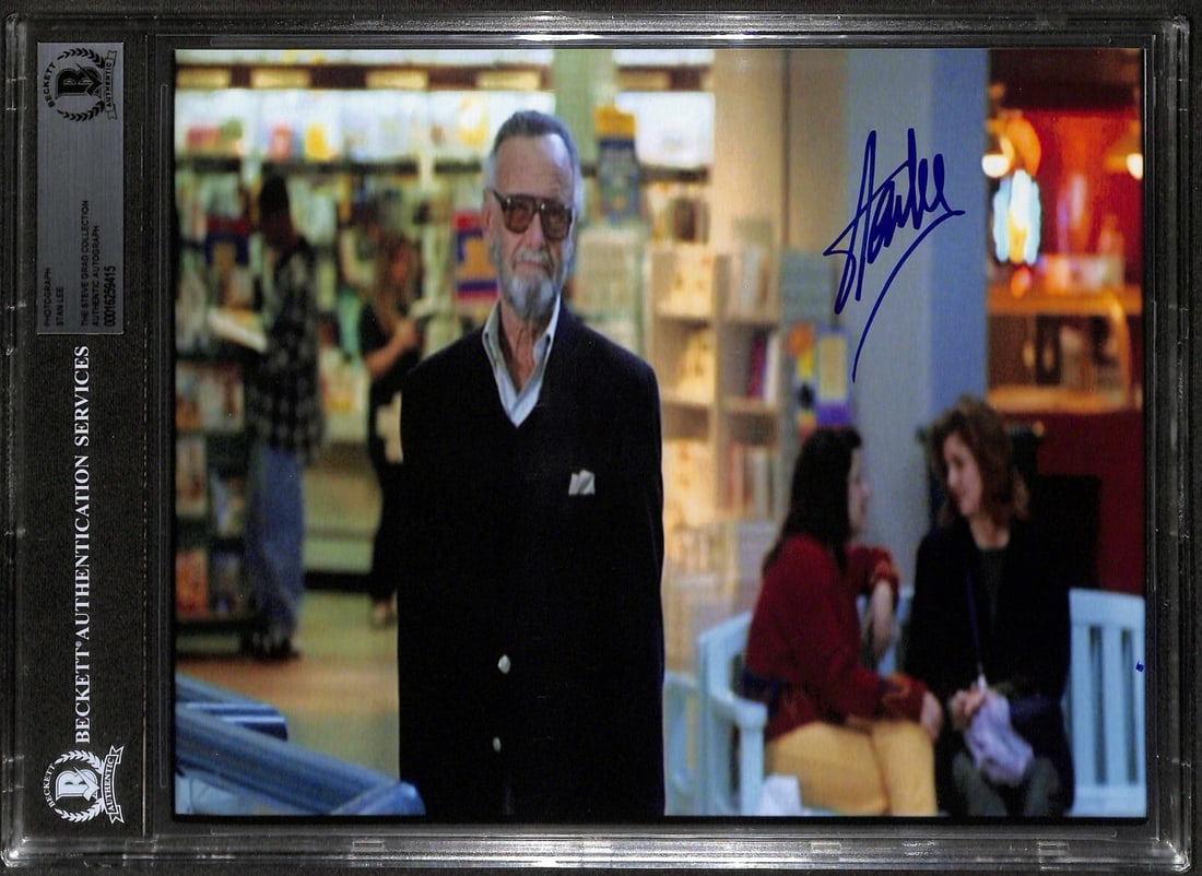 Stan Lee Signed 8x10 Photograph RARE Beckett Authenticated Mallrats: Stan Lee Signed 8x10 Photograph RARE Beckett Authenticated Mallrats This stunning 8x10 photograph features a rare autograph from the iconic Stan Lee, known for his influential contributions to the com