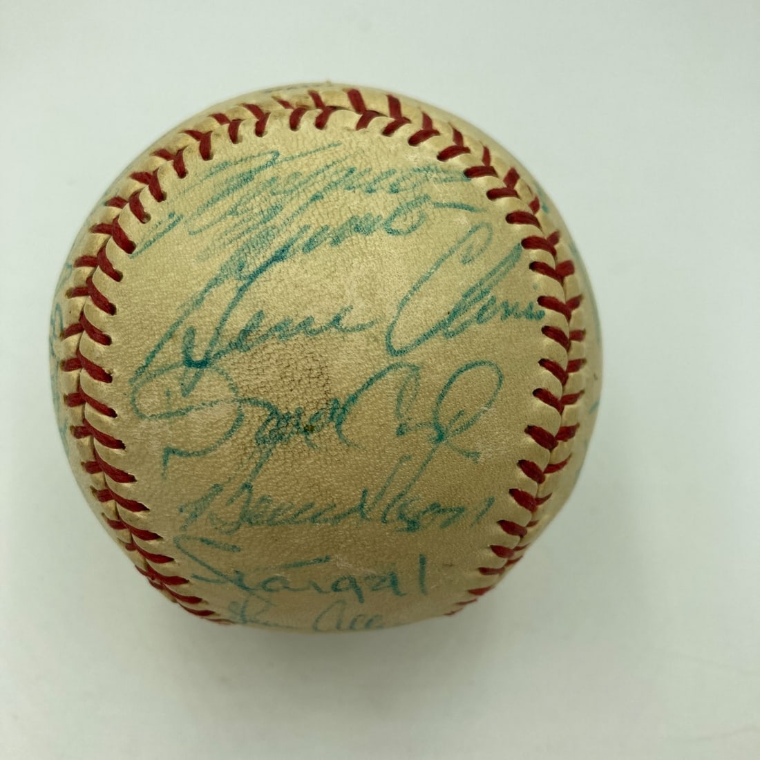 1971 Pittsburgh Pirates Signed Baseball Roberto Clemente Willie Stargell JSA LOA: 1971 Pittsburgh Pirates Signed Baseball Roberto Clemente Willie Stargell JSA LOA Celebrate the legacy of the 1971 Pittsburgh Pirates with this signed baseball, featuring the iconic Roberto Clemente. T