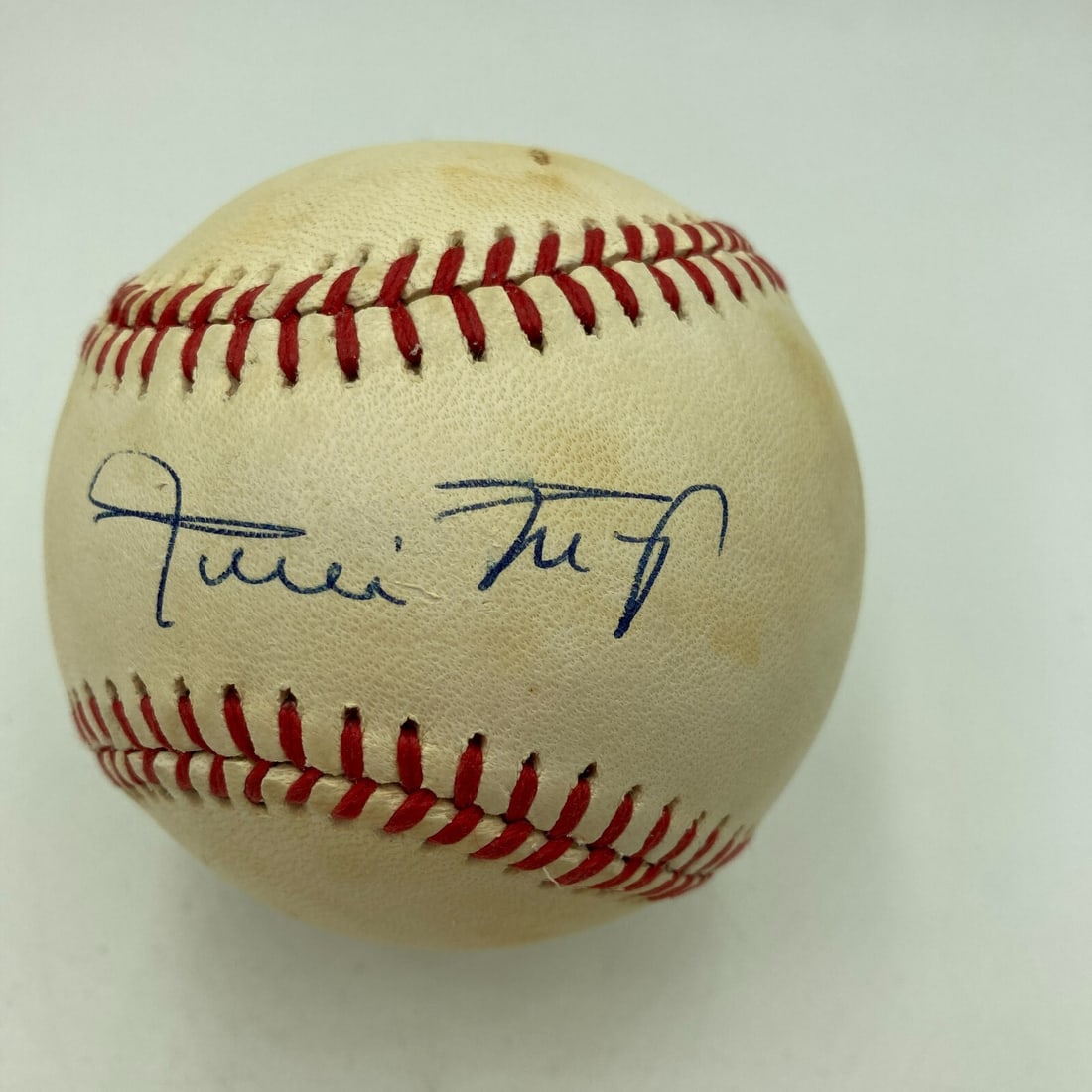Willie Mays Signed Official National League Baseball PSA DNA COA: Willie Mays Signed Official National League Baseball PSA DNA COA This is an Official National League Baseball signed by the legendary MLB player Willie Mays. The baseball comes with a PSA DNA Certific