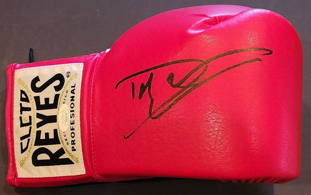 Dolph Lundgren Autographed Boxing Glove Rocky IV JSA Certified: Dolph Lundgren Autographed Boxing Glove Rocky IV JSA Certified This is an authentic autographed boxing glove signed by Dolph Lundgren, known for his iconic role as Ivan Drago in the movie Rocky IV. Th