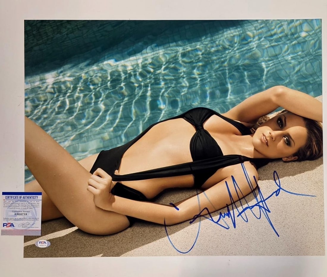 Amber Heard autographed 16x20 photograph PSA COA: Amber Heard autographed 16x20 photograph PSA COA This is a pre-owned 16x20 photograph featuring Amber Heard. The photo is hand-signed and comes with authentication from Professional Sports (PSA/DNA). 