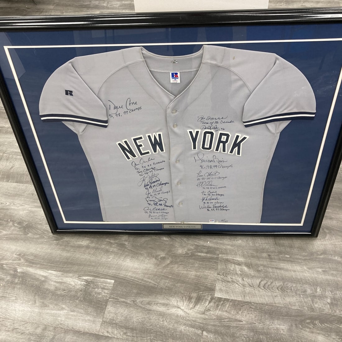 1996 1998 New York Yankees Team Signed Jersey Limited Edition 15/25 JSA: 1996 1998 New York Yankees Team Signed Jersey Limited Edition 15/25 JSA Celebrate the legendary achievements of the New York Yankees with this exclusive team-signed jersey commemorating their World